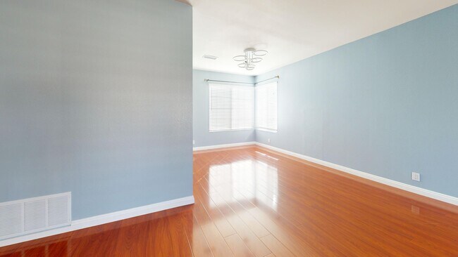 Photo - Spacious 5-Bedroom Family Home Available for Long Term Rent!