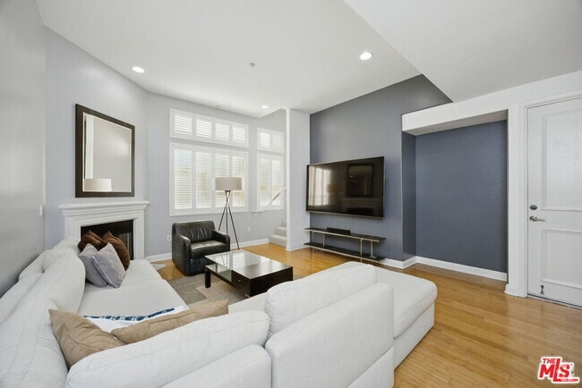 Building Photo - 2125 S Bentley Ave Rental