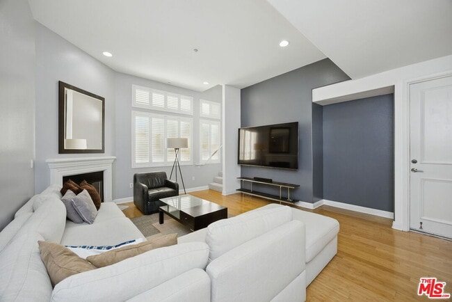 Photo - 2125 S Bentley Ave Townhome