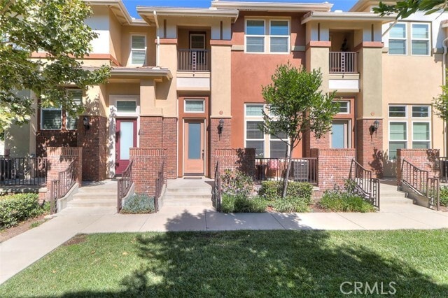 Photo - 754 W 1st St