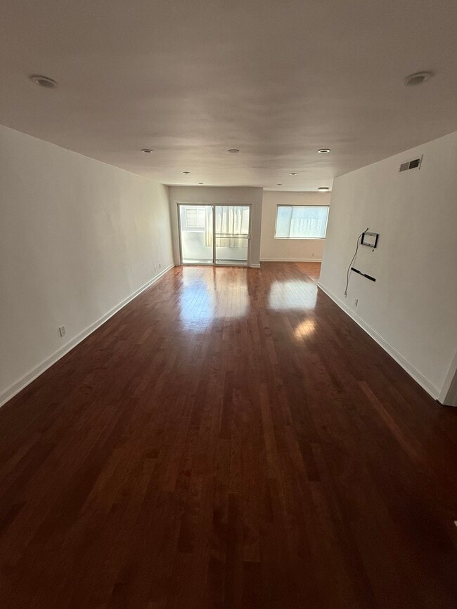 Building Photo - 811 S Bedford St Unit 204