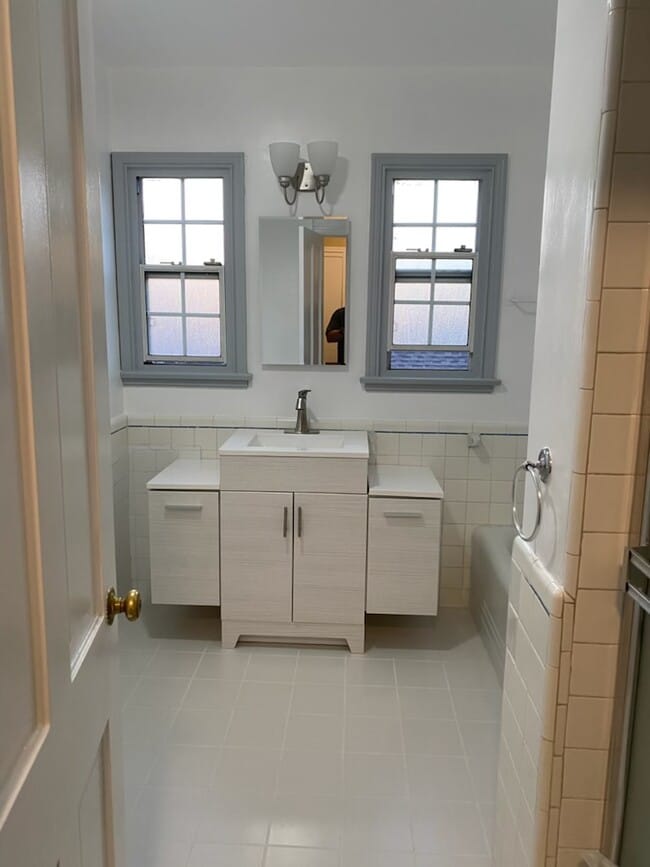 Bathroom - 2019 S Longwood Ave Unit 2019 South Longwood Avenu
