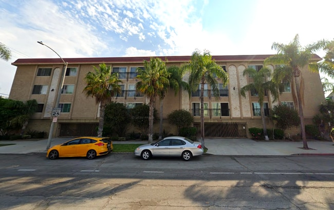 Building Photo - REMODELED 1 BEDROOM CONDO - Naples Island ... Unit 210