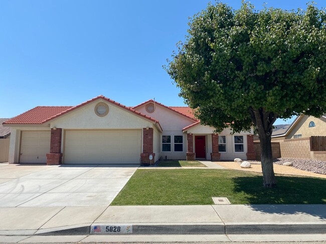 Building Photo - West Lancaster 4 Bedroom !
