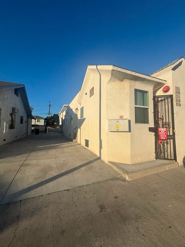 Building Photo - 329 1/2 E Gage Ave