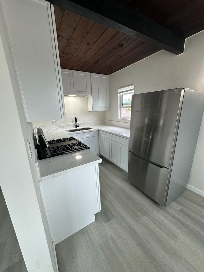 Photo - Newly Remodeled - 2 Bedroom/1 Bath...Downs... Unit 4