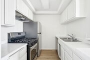 2BR, 2BA - 1050SF - Kitchen - Hyde Park
