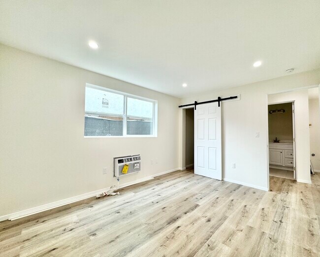 Photo - 14615 Gilmore St Unit 1