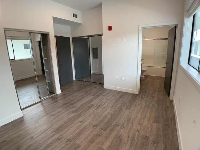 Photo - 14639-14645 Vanowen St