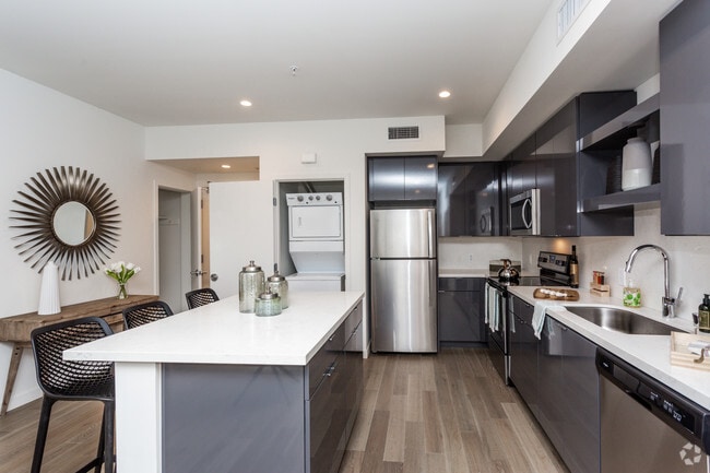 2BR, 2BA - 1087 SF - Eastway