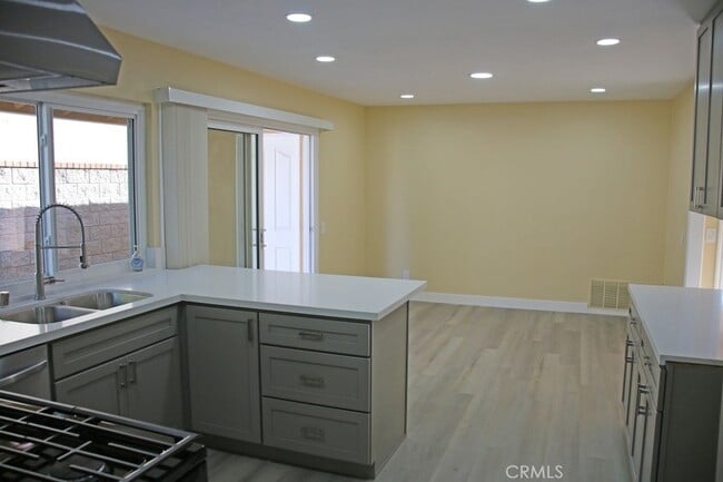 Photo - 2538 Alona St