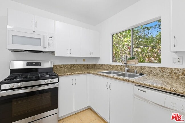 Building Photo - 18350 Hatteras St Unit 253