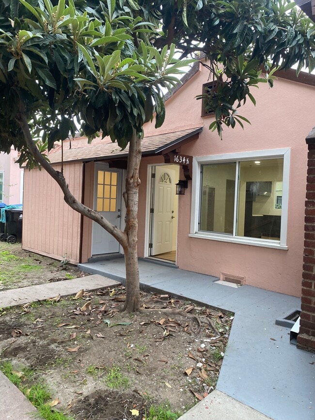 Building Photo - 1634 1/2 N Serrano Ave