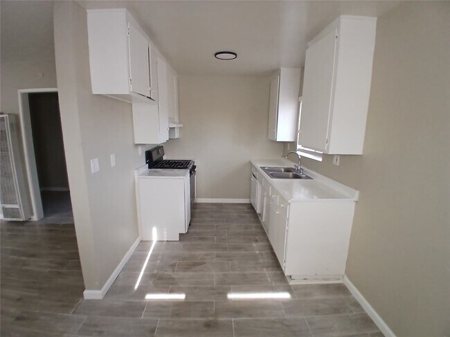 Photo - 687 W 17th St