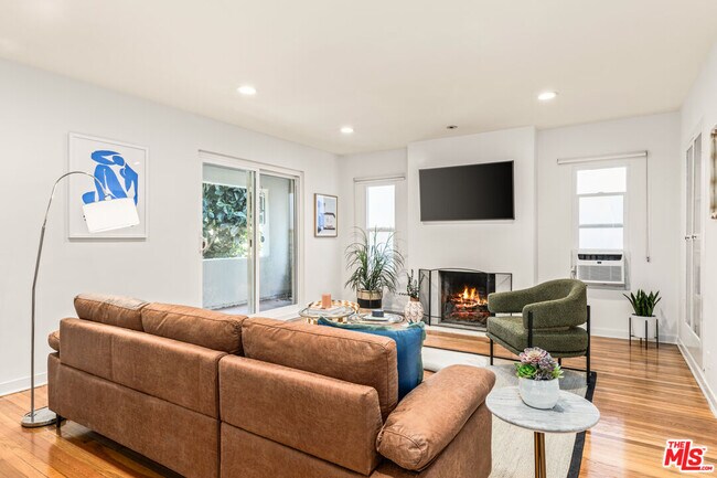 Photo - 329 S Reeves Dr