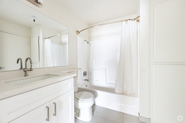 1BR, 1BA -864SF - Bathroom - B & B Apartments