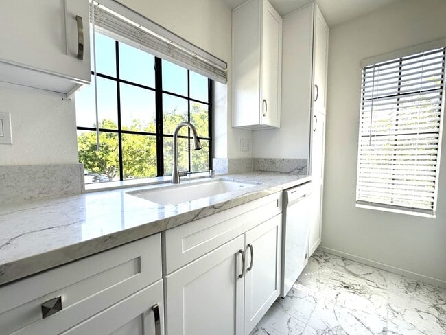 Mira Mesa Gem! Spacious 2BR Condo w/A/C, I... - Mira Mesa Gem! Spacious 2BR Condo w/A/C, I...