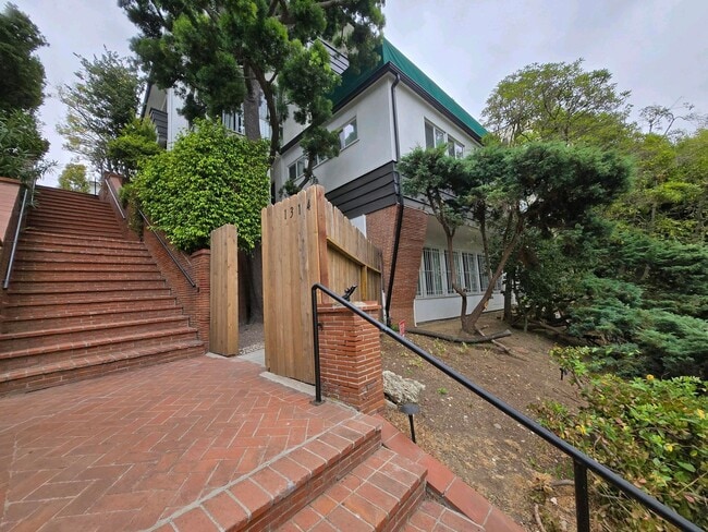 Beverly Glen 2-bedroom apartment minutes t... - Beverly Glen 2-bedroom apartment minutes t... Unit 1320