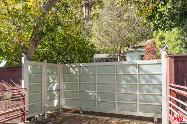 Photo - 1853 Nichols Canyon Rd