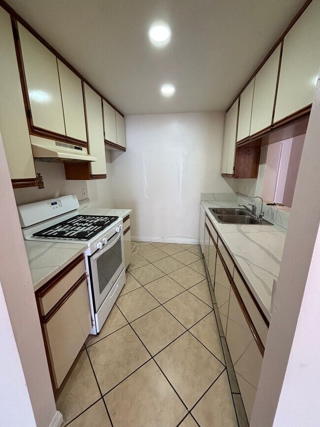 Photo - 10208 Pinewood Ave Unit #5