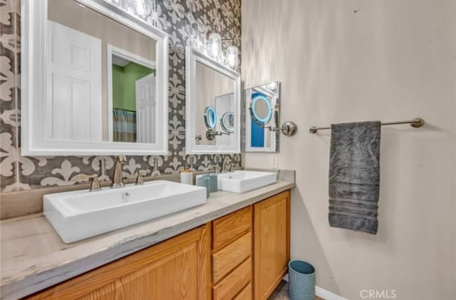 Photo - 1685 Rose Ave