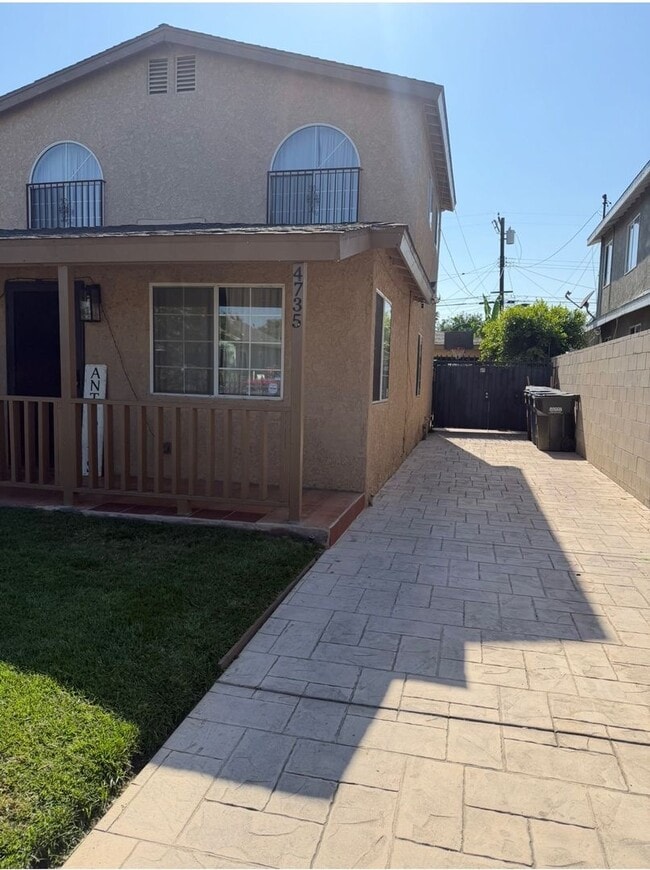 Building Photo - 5 Bed 3 Bath House Available Now!