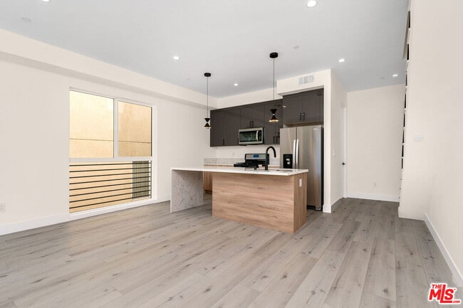 Photo - 15328 Weddington St