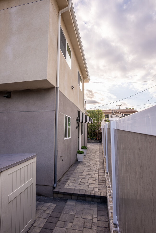 Photo - 1637 N Allen Ave