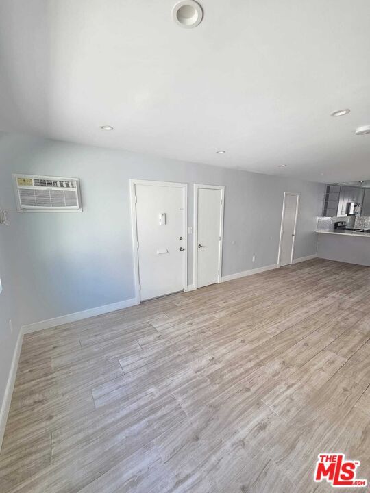 Building Photo - 5341 Vantage Ave Unit 3