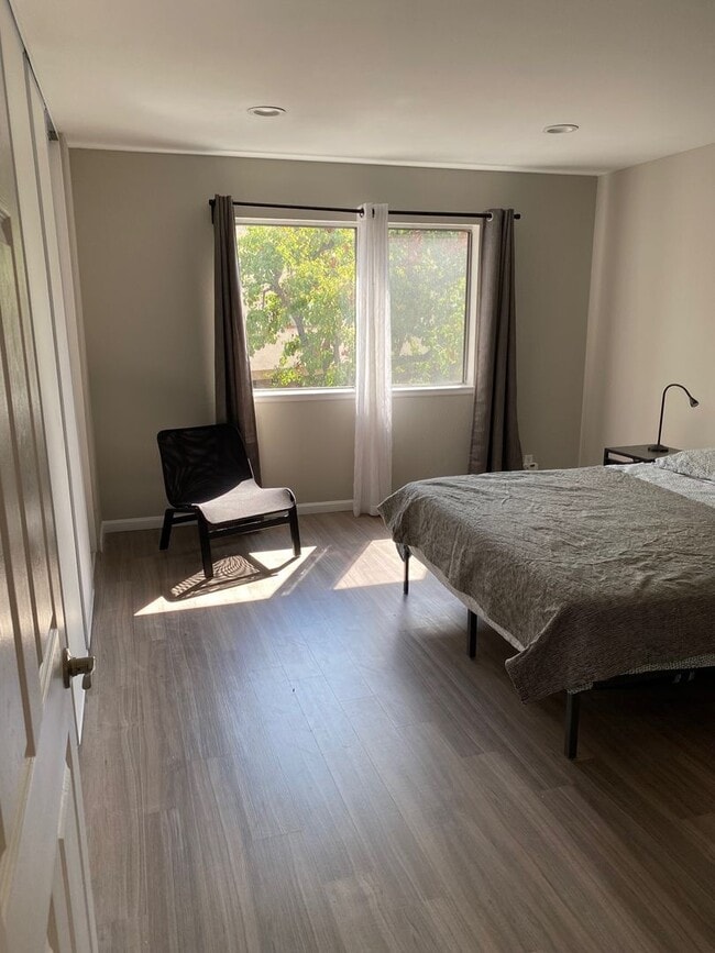 Photo - PICTURE PERFECT ONE BEDROOM , ONE BATH CONDO. GREAT MV LOCATION