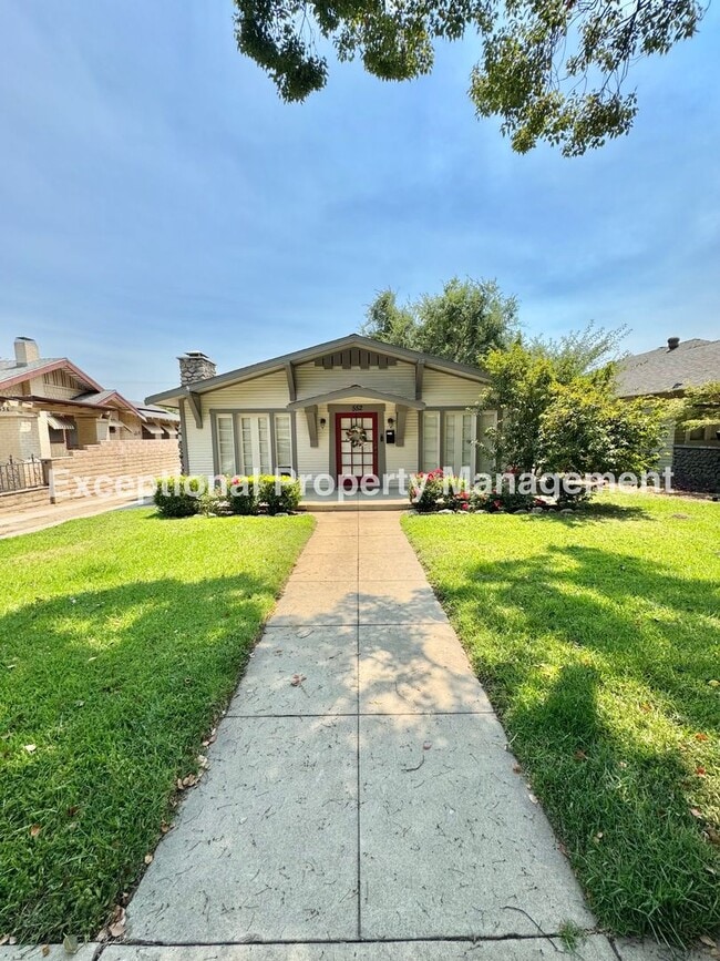 Building Photo - Great 2 bed 1 bath Craftsman home!