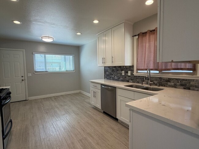 Photo - 10774 Mercer Ave
