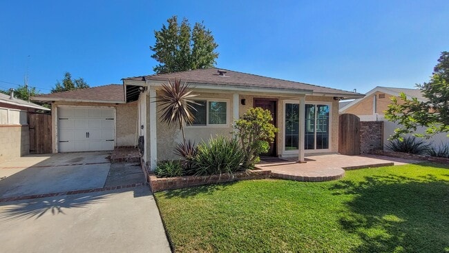 Building Photo - 3 Bed 2 Bath House With Spacious Family Ro...