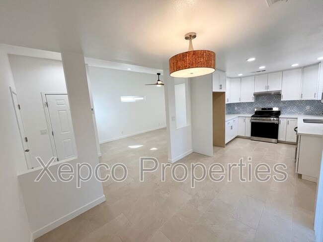 Building Photo - 33205 Wishing Well Trail Unit #A