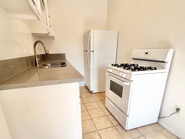Building Photo - 1405 S Berendo St Unit 204 Rental