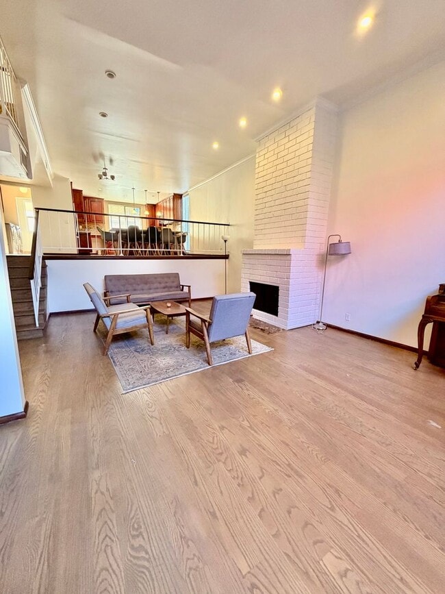 Townhome for Lease in Desirable Encino! - Townhome for Lease in Desirable Encino!