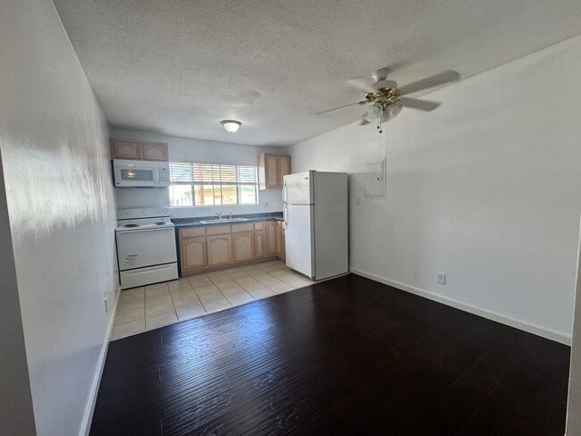 Kitchen & dining or desk space - 343 Richmond St Unit 2