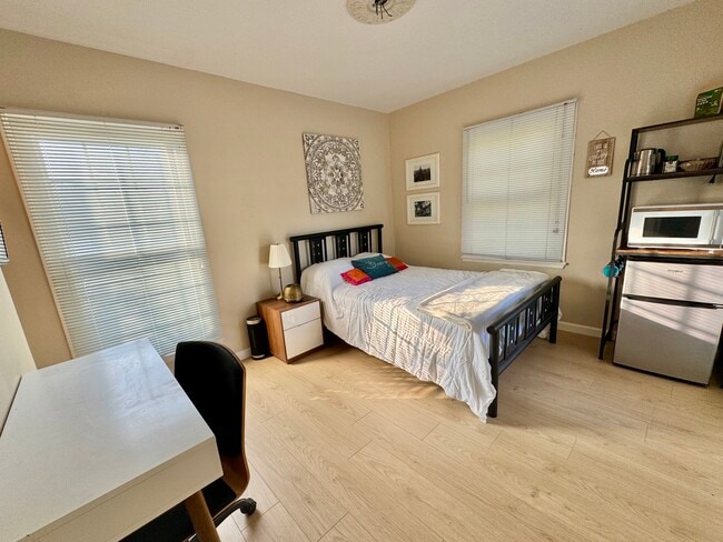 Photo - 10443 Califa St