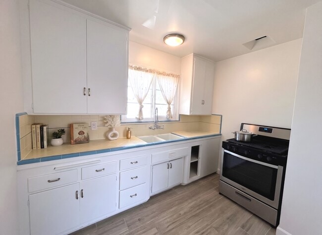 Photo - 1553-1555 Riverside Dr.