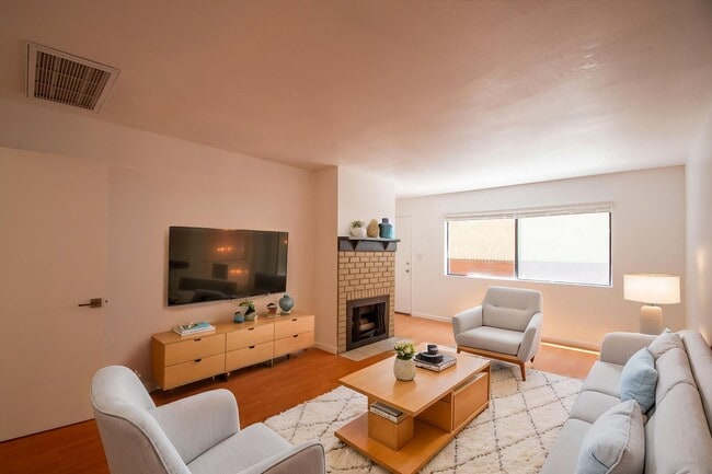 Photo - 5617 Woodman Ave Unit 102