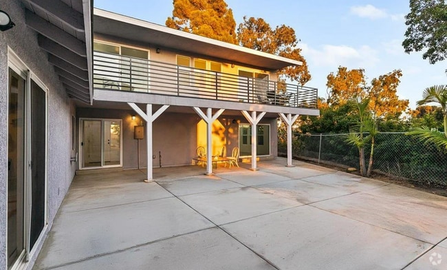 Building Photo - Modern 2 Bed, 2 Bath Bay Park Gem with Exp... Unit Rear Rental