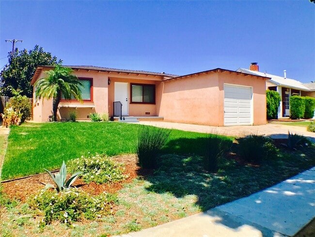 Building Photo - Minutes drive to the beach Hardwood flooring all throughout Large Deck with a Yard