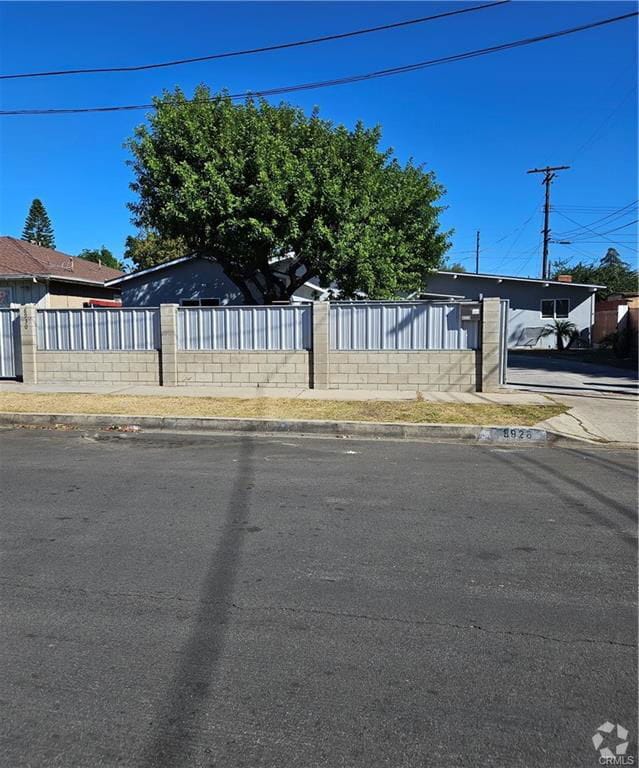 Building Photo - 8928 Cayuga Ave Rental