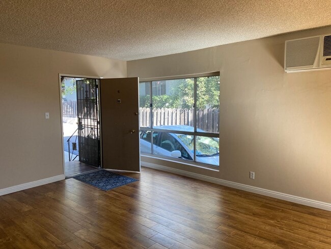 Photo - 3104 Montrose Ave Unit 6