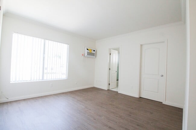 Photo - 15339 Weddington St