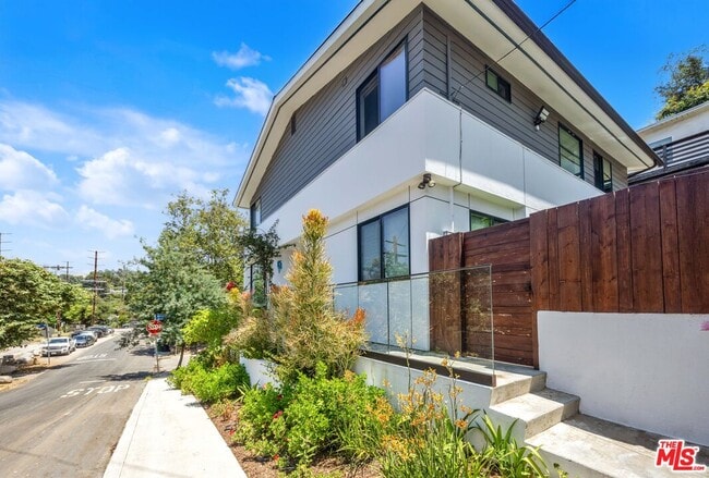 Photo - 4841 Minden Pl