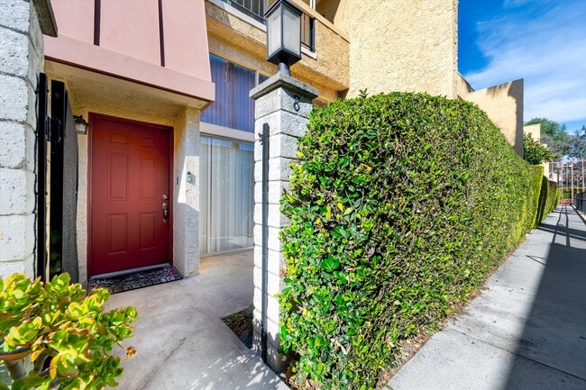 Photo - 5435 Yarmouth Ave Townhome
