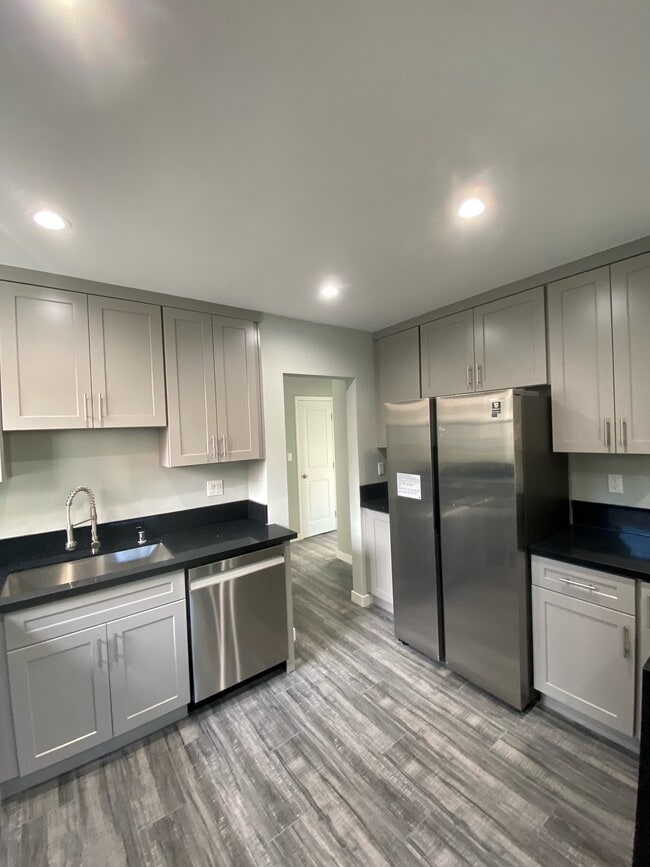 Kitchen - 1709 Barry Ave Unit 1709