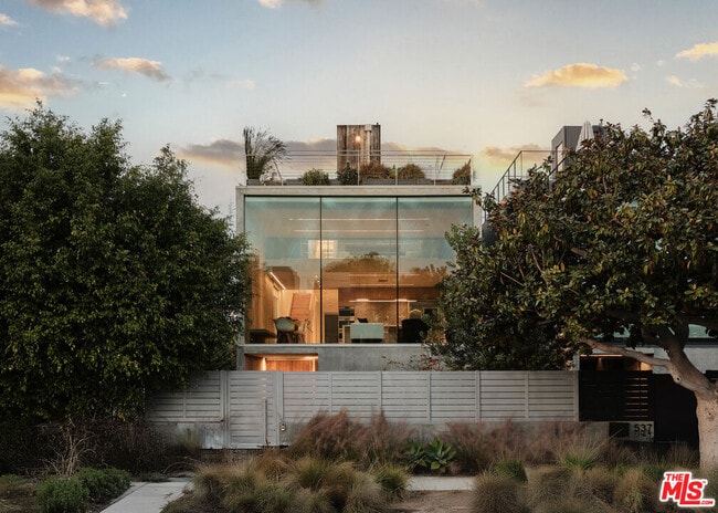 Building Photo - 533 Grand Blvd