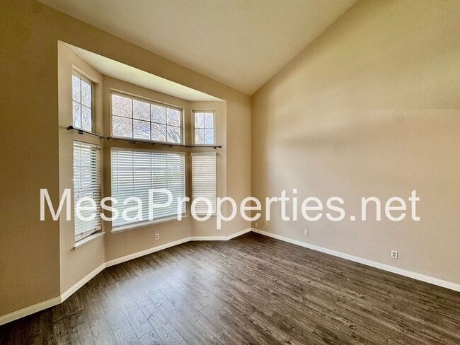 Photo - 10927 Glenoaks Dr